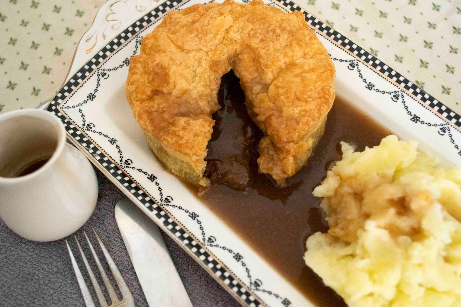 A plate with a pie made with gelatine and some mashed potatoes